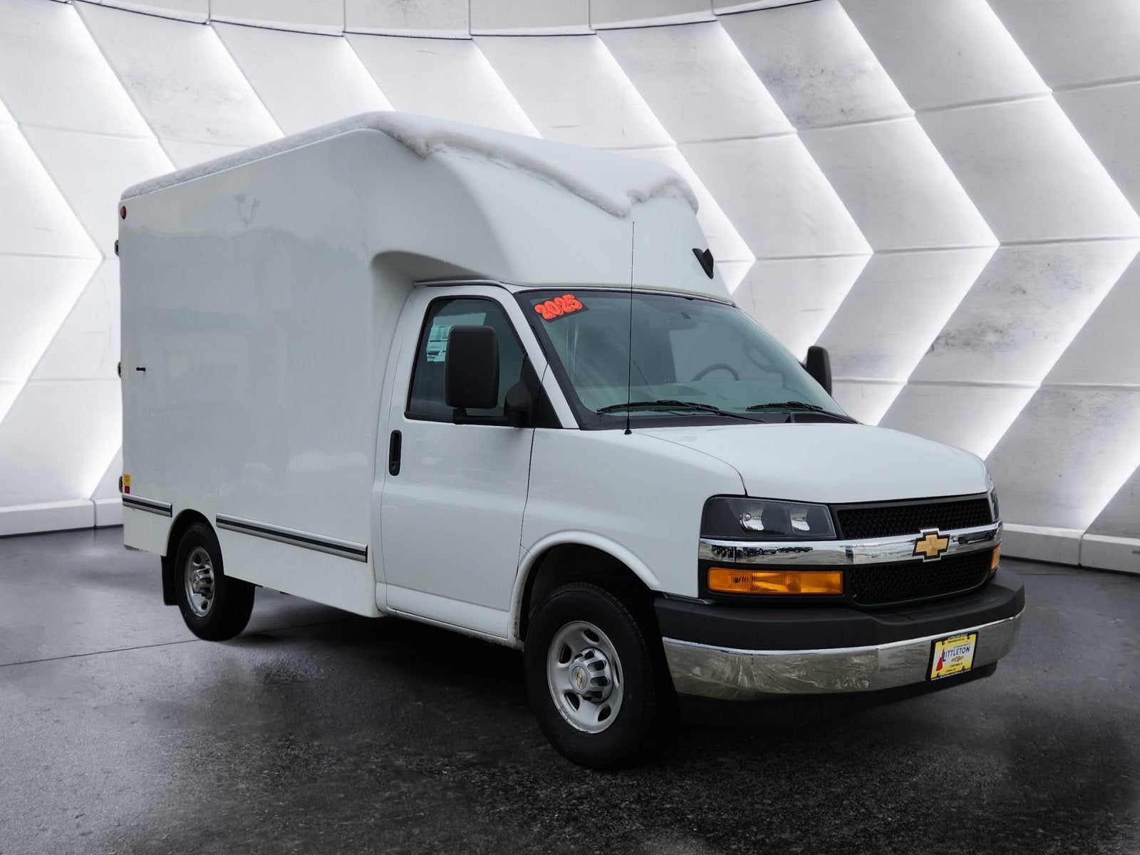 2025 Chevrolet Express Cutaway 3500 1WT 10 Ft Unicell Aerocell Box