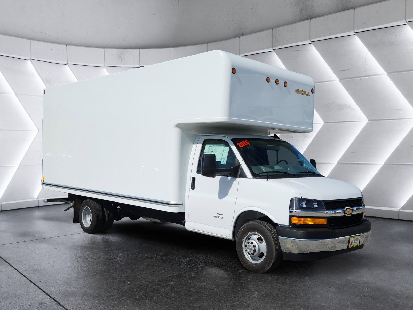 2025 Chevrolet Express Cutaway 4500 2WT Unicell Box Van