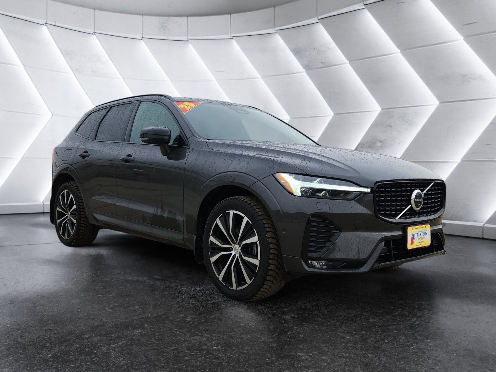2023 Volvo XC60 Plus Dark Theme