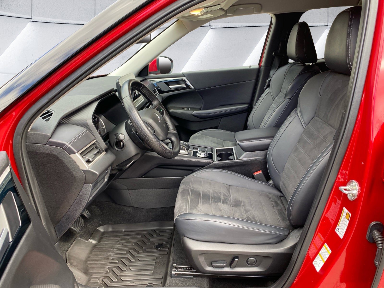 2023 Mitsubishi Outlander Base