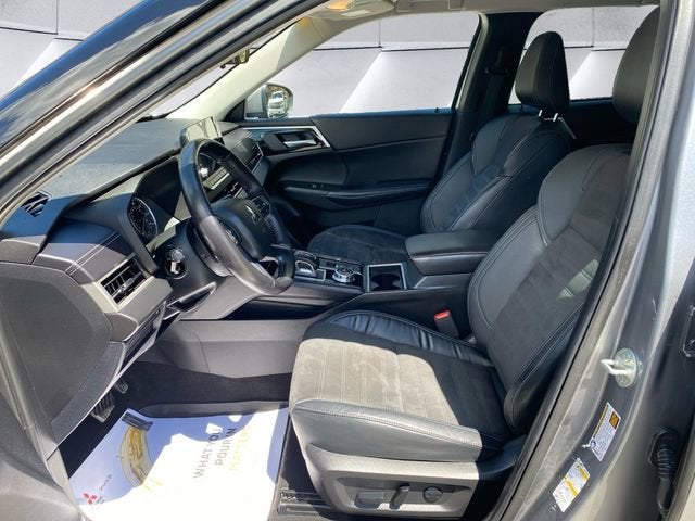 2023 Mitsubishi Outlander Base