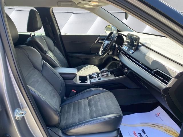 2023 Mitsubishi Outlander Base