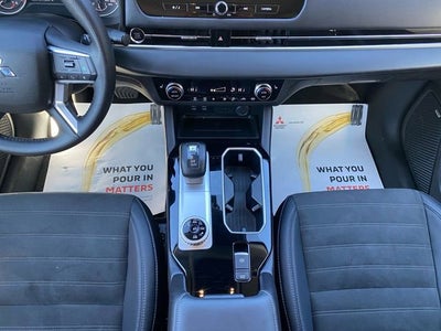 2025 Mitsubishi Outlander Base