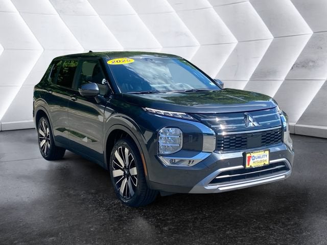 2025 Mitsubishi Outlander Base