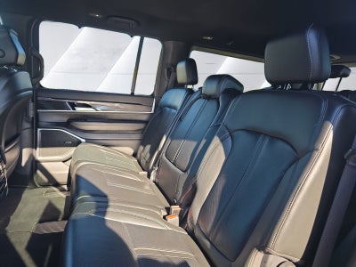 2023 Jeep Wagoneer Base